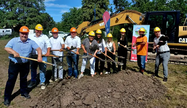 Stadtbergens Erster Bürgermeister Paulus Metz (links) freut sich zusammen mit Vertreterinnen und Vertretern der Johanniter, des Landratsamtes Augsburg, der Stadt Stadtbergen und der am Bau beteiligten Unternehmen über den Spatenstich der neuen Kindertagesstätte „Pusteblume“. | Foto: Ingrid Strohmayr