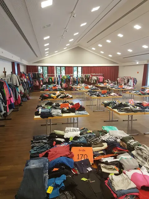 Bei der Kolping-Kinderkiste werden wieder tausende gut erhaltene Schuhe, Spielsachen und Kleidungsstücke angeboten. | Foto: Simon Neidinger
