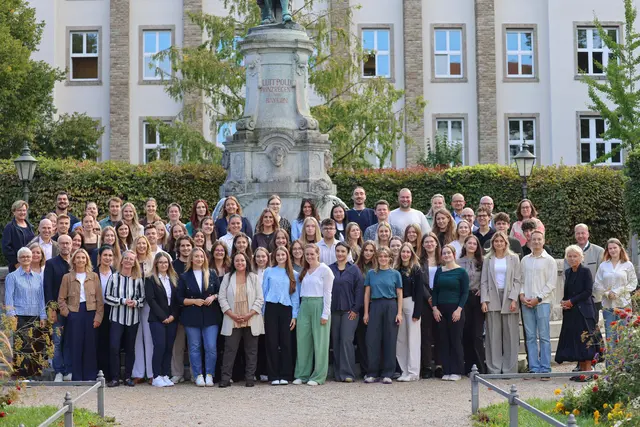 Die neuen Lehramtsanwärterinnen und Lehramtsanwärter im Landkreis Augsburg freuen sich auf den nächsten Schritt im Rahmen ihrer Ausbildung. | Foto: Lina Prinzensing