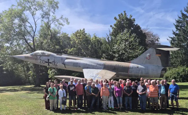 „Einmal ein Tiger, immer ein Tiger“ – die Besuchergruppe aus dem Holzwinkel vor einem ausgemusterten F-104 (Starfighter) des Jagdbombergeschwaders 32 auf dem Kasernengelände.