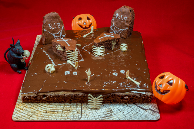 Sabinas Kochstudio - Halloween ist besonders durch seine gruselige, geheimnisvolle Atmosphäre geprägt. Typische Symbole sind ausgehöhlte Kürbisse mit geschnitzten Gesichtern, Geister, Hexen, Skelette, Fledermäuse und Spinnennetze.
In ihrem Kochstudio hat Sabina Scherer zu diesem Fest einen süßen, aber ebenso makabren Friedhofskuchen gebacken. | Foto: FSeventfoto