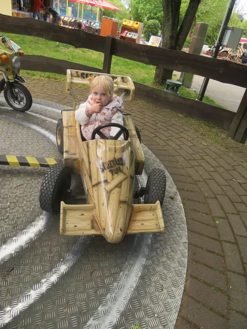 Die Kleine sieht müde aus.