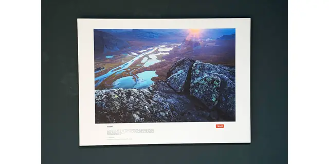 Titel: Skerfe   -   Naturfotografien von Florian und Lisa Marie Smit.

Bild aus Artikel in Myheimat: „Skandinavien. Unberührte Wildnis – Naturfotografien von Florian und Lisa Marie Smit. Neue Ausstellung in der Städtischen Galerie Iserlohn.“