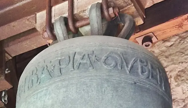 Glocke Stadtkirche Biedenkopf , sie stammt um das Jahr 1250 mit der Inschrift " NAVGO*MARIA ..RA * PIA*GVBER " 92cm/450kg/h`. Glockengießer : Unbekannt