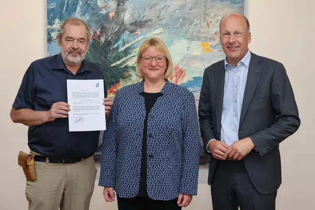 Dr. Claudia Ried wurde im Landratsamt Augsburg kürzlich erneut von Landrat Martin Sailer (rechts) und Dr. Thomas Engelke, Direktor des Staatsarchivs Augsburg, zur Archivpflegerin für den Landkreis Augsburg ernannt. | Foto:  Julia Pietsch