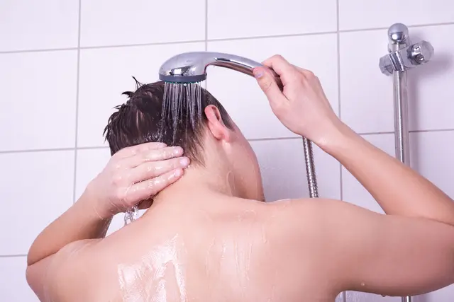  Ist vielen Menschen in Gelsenkirchen nicht bekannt: Nicht das Trinken von
kontaminiertem Wasser ist gefährlich, sondern das Einatmen von mit Legionel
len belasteten feinen Wassertröpfchen führt zu gefährlichen Infektionen in den
Atemwegen und in der Lunge. Foto: AOK/Colourbox/hfr. | Foto: Foto: AOK/Colourbox/hfr.