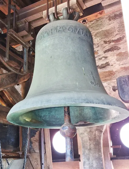 Glocke Stadtkirche Biedenkopf , sie stammt um das Jahr 1250 mit der Inschrift " NAVGO*MARIA ..RA * PIA*GVBER " 92cm/450kg/h`. Glockengießer : Unbekannt