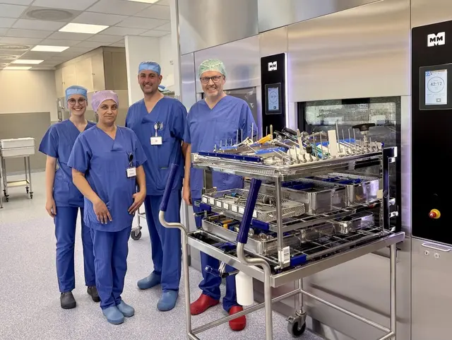 Foto in der neuen AEMP der Wertachklinik Bobingen mit vier Personen