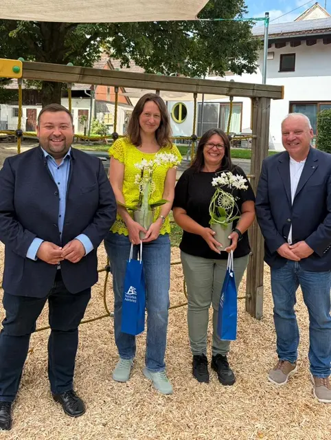 Carina Sumser, mit 20-jährigem Dienstjubiläum, und Eva Böhm, die neue Leitung, wurden als Leitungsduo der Adelsrieder Kindertagesstätte von Bürgermeister Bernhard und Geschäftsleiter Reichherzer im neuen Kindergartenjahr willkommen geheißen.