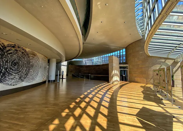 Kunst im Landtag: Links Gemälde von Günther Uecker. | Foto: copyright Margot Klütsch