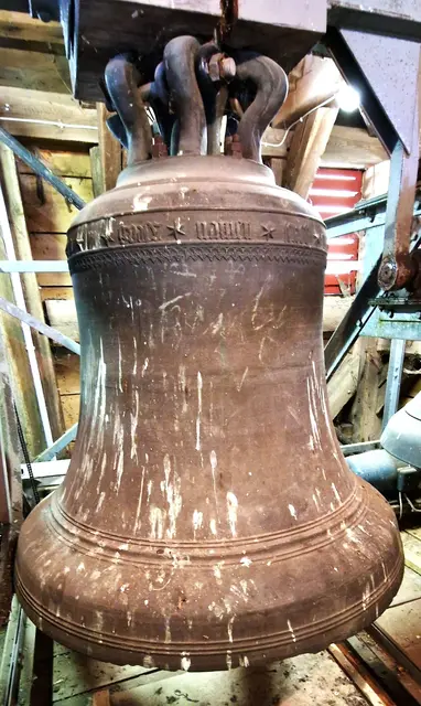 Glocke um 1400 in Frohnhausen, Inschrift "maria*johannes*heis*ich*godes*namen* leidet*man*mich*al*des*wetter*varibe*ich" 98cm/550kg/h`. Glockengießer: Unbekannt
