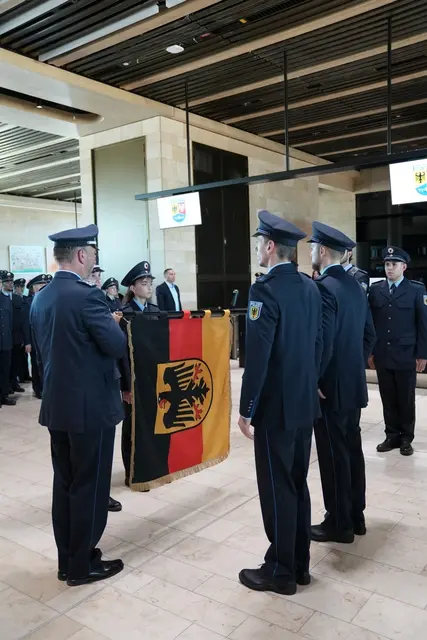 Bundespolizeibeamtinnen und -beamte leisten den Eid auf das Grundgesetz | Foto: Bundespolizeidirektion Flughafen Frankfurt am Main