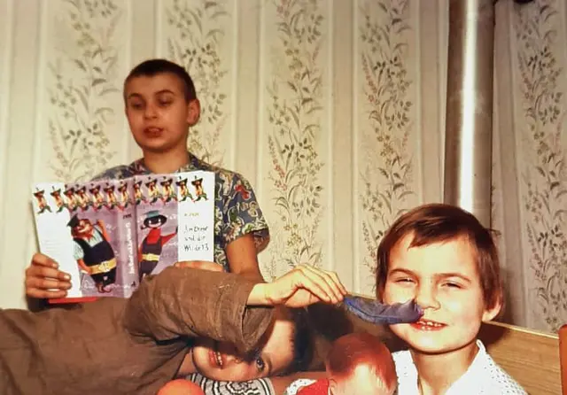 Fast 60 Jahre alt ist dieses (Farb!)foto auf dem Hochbett  unseres Kinderzimmers,das mich beim Vorlesen von Michael Endes Kinderbuchklassiker zeigt.
