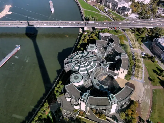 Blick vom Fernsehturm (Rheinturm) auf den  Landtag NRW: Architektur als offene Skulptur. Im Zentrum (der Demokratie) der Plenarsaal, umgeben von den Fraktionsräumen wie Satelliten. | Foto: copyright Margot Klütsch