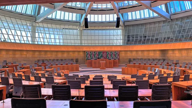 Der Plenarsaal mit dem Landeswappen von Ferdinand Kriwet | Foto: copyright Margot Klütsch