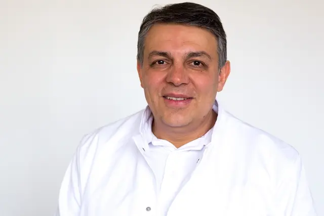 Portrait-Foto von dem Leitenden Oberarzt der Unfall- und orthopädischen Chirurgie der Wertachkliniken, Homan Rafiee-Tary