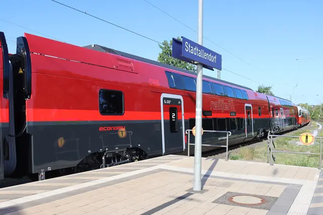 Ein Wagen für den ÖBB railjet Fernverkehrszug in Stadtallendorf