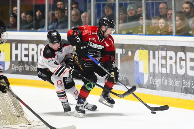 Gegen Dingolfing konnte sich der EHC im Halbfinale durchsetzen (im Bild Hugo Turcotte in schwarz/rot).
 | Foto: Dietmar Ziegler
