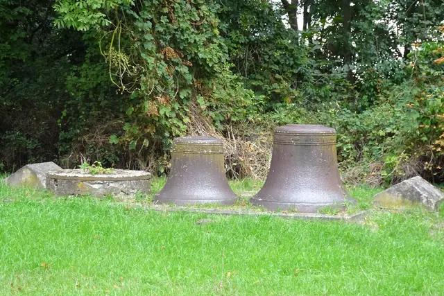 die beiden Glocken von der im Jahre 1979 abgerissenen Kirche in Athensleben