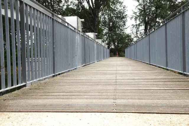 Fußgängerbrücke des, am 9.11.2015 neu eingeweihten, Rothenförder Wehrs