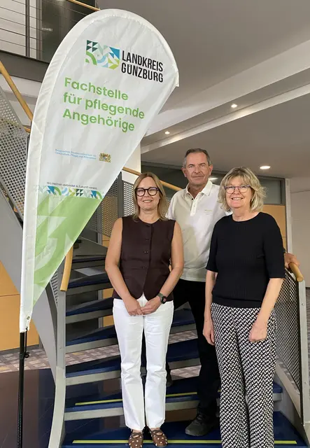 Die Demenzberaterinnen Alexandra Führer (links) und Regina Schütz (rechts) mit Fachbereichsleiter Gerhard Weiß.  | Foto: Benjamin Sigmund / Landratsamt Günzburg 