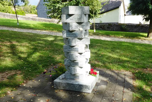 Gedenkstele am Urnengrabfeld.