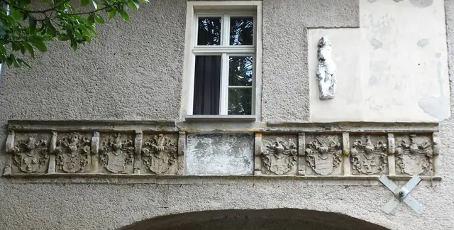 der defekte Wappenfries am Athenslebener Schloss