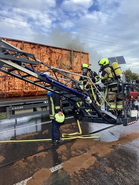 Feuerwehr Oberhausen/ Containerbrand auf der BAB A3 - Feuerwehr löscht Brandgut bei Containerdienst ab | Foto: Feuerwehr Oberhausen