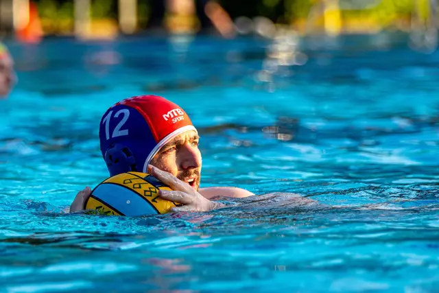 Konzentrierter Blick: Marco Herbst führte die Lehrter Wasserballer zu einem klaren Sieg in Bockenem. | Foto: Alexander Placzek