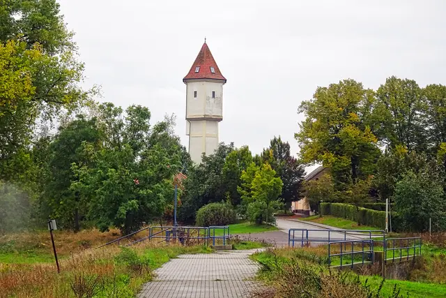 Wasserturm - Aussichtsturm vom Nordosten gesehen (Löderburger Bruchgraben) 