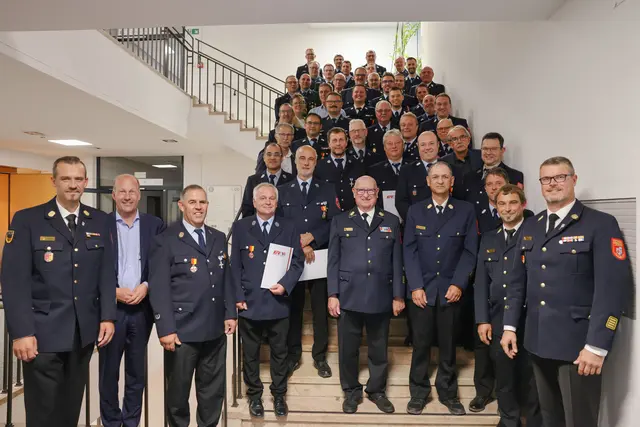 Der Kreisfeuerwehrverband des Landkreises Augsburg hat kürzlich Persönlichkeiten für ihr Engagement im Feuerwehrwesen ausgezeichnet. | Foto: Julia Pietsch