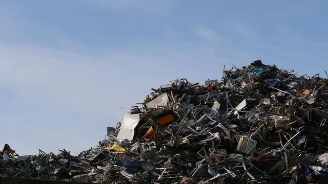 Großer Haufen aus Metallschrott und Trümmern auf einem Schrottplatz unter freiem Himmel | Foto: Pexels | Franziska Leimkühler, @franzileim
