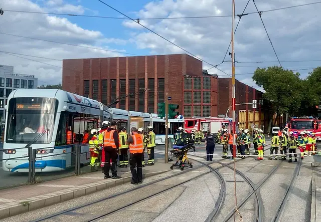 Aktueller Einsatz-Info: Derzeit sind wir an der Alleestraße Ecke Wattenscheider Straße im Einsatz. Dort ist eine Straßenbahn entgleist. Drei Personen wurden leicht verletzt. Aufgrund des Unfalls kommt es in dem Bereich zu erheblichen Verkehrsbeeinträchtigungen.  | Foto: Feuerwehr Bochum