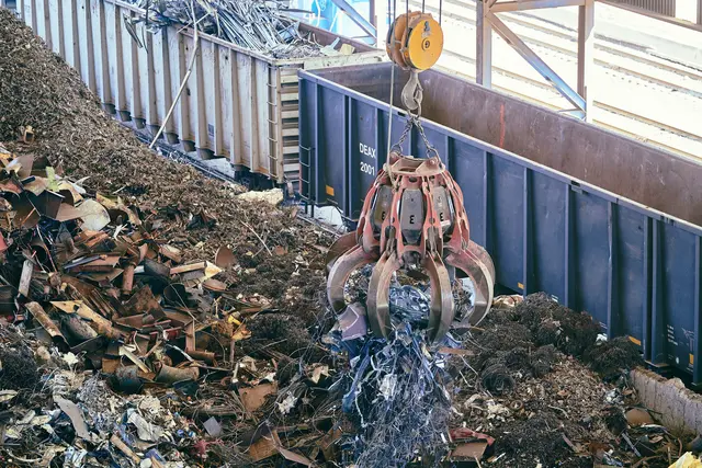 Wertstoff in der Region Passau mit Metallschrott, Containern und Fahrzeug an einer Industriewaage | Foto: Pexels | Willians Huerta, @willians-huerta-2157111846