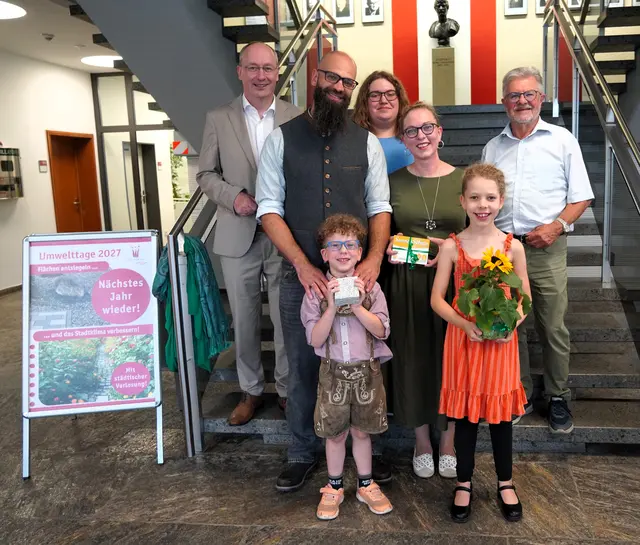 1. Bürgermeister Franz Feigl, Rebecca Fischer aus der Abteilung Energieeffizienz und Klimaschutz sowie Stadtratsmitglied Alwin Jung (hinten v. l.) gratulierten Familie Greifenstein-Waldinger. | Foto: Anke Maresch