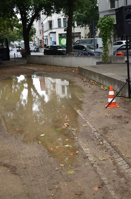 Immer wieder entstehen große Pfützen auf dem Fiedelerplatz