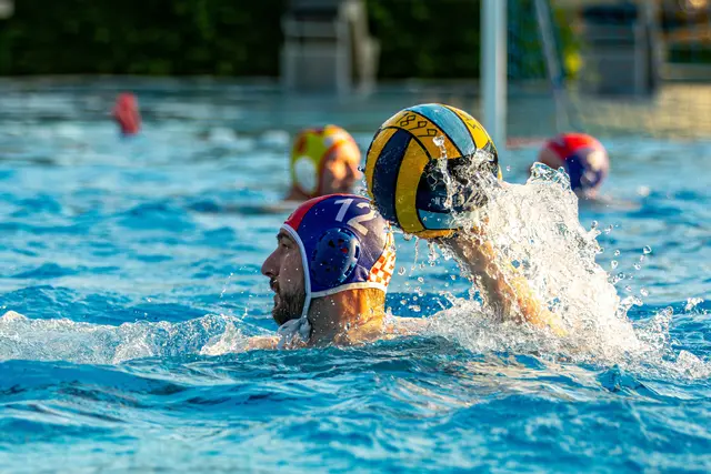 Konzentrierter Blick: Marco Herbst führte die Lehrter Wasserballer zu einem klaren Sieg in Bockenem. | Foto: Alexander Placzek