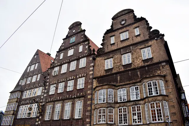 Das Bild zeigt historische Giebelhäuser an der Obernstraße in Bremen nahe dem Marktplatz