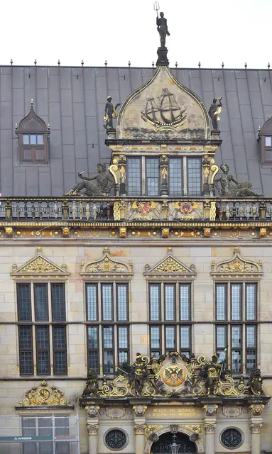 reich verzierte Renaissance-Fassade des Schütting am Bremer Marktplatz, der historischen Versammlungsstätte der Bremer Kaufmannschaft