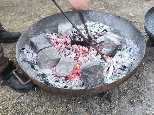 Feuerschale mit Granitsteinen, zerspringen nicht in der Glut