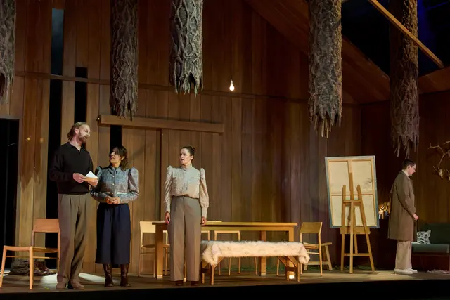 Das Theaterstück "Die Wildente" von Henrik Ibsen ist als Inszenierung von Regisseurin Selen Kara als erste Premiere in der neuen Spielzeit des Grillo-Theaters zu erleben. Szenenfoto mit Mathias Znidarec (Hjalmar Ekdal), Katharina Bogdanova Petrova (Hedvig), Sabine Osthoff (Gina Ekdal), Christopher Heisler (Gregers Werle). | Foto: Nils Heck