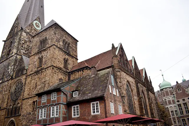 Liebfrauenkirche (Kirche Unser Lieben Frauen)  mit einem angrenzenden, angebauten Fachwerk-Wohnhaus