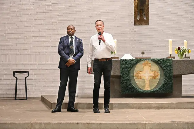 Pastor Theophile Divangamene (l.) und Pastor Dr. Michael Wohlers (r.) eröffnen den interkulturellen Gottesdienstes
