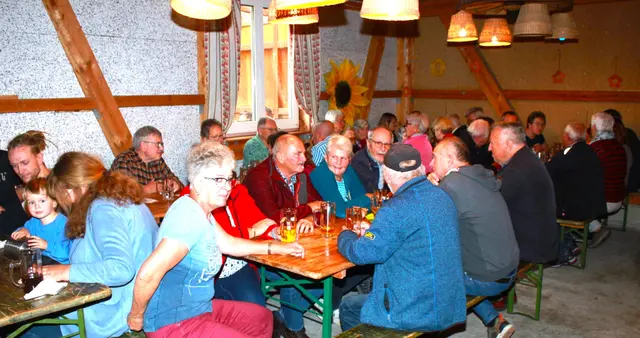 In den Mittagsstunden genießen die Krautfestbesucher die mit Kraut servierten Gerichte in vollen Zügen. | Foto: Peter Heider