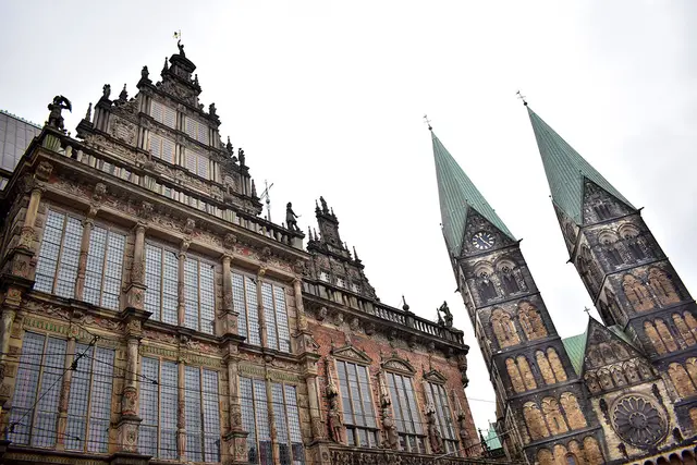 Bremer Rathaus im Stil der Weserrenaissance (links) und die Türme des Bremer Doms (rechts) auf dem Marktplatz