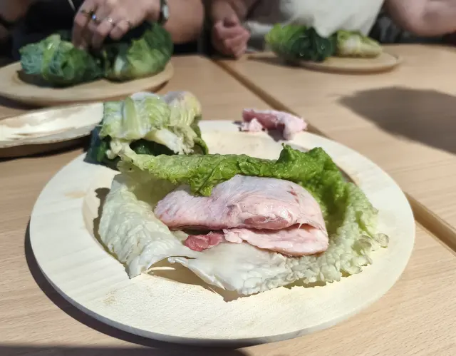 es hieß Geflügel und Kammscheiben in bereitgestellten Wirsingkohlblättern wickeln, kleingeschnittenen Lauch als Gewürz 