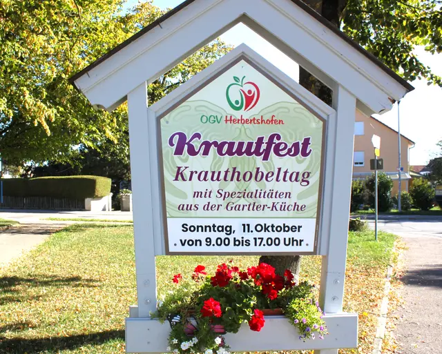 Farbenprächtige Schilder an den Ortsrändern von Herbertshofen kündigen das beliebte Krautfest an. | Foto: Peter Heider