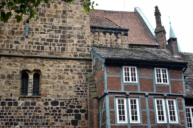 Liebfrauenkirche (Kirche Unser Lieben Frauen)  mit einem angrenzenden, angebauten Fachwerk-Wohnhaus