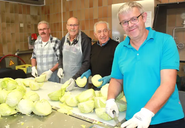 Fleißige Hände bereiten die gelieferten Krautköpfe zum Hobeln vor. | Foto: Peter Heider