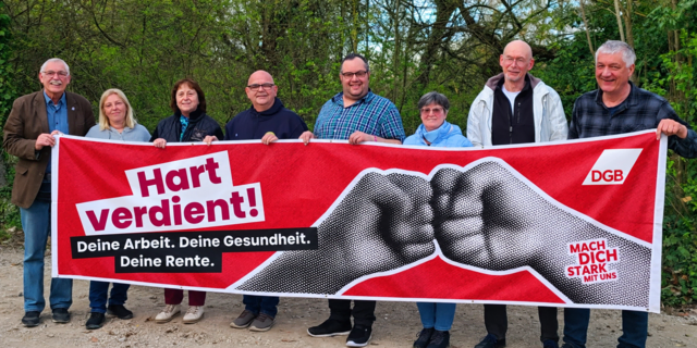 Die Vorstandsmitglieder v.l.n.r.: Reinhard Nold, Sabine Kühn, Brigitte Müller, Zoran Stipic, Jovica Petrovic, Pressy Cascales, Peter Pohlmann und Dirk Kühn werben für die Teilnahme an dem Aktionstag/der Demonstration in Hannover am 26.9.2026 unter dem Motto „Hart verdient! Deine Arbeit. Deine Gesundheit. Deine Rente.“ | Foto: DGB Lehrte - Reinhard Nold